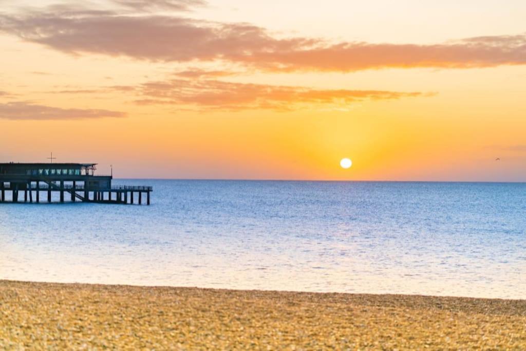 Villa Front Line Chalet With Open Sea Views & Swimming Pool In Kingsdown No14 Extérieur photo