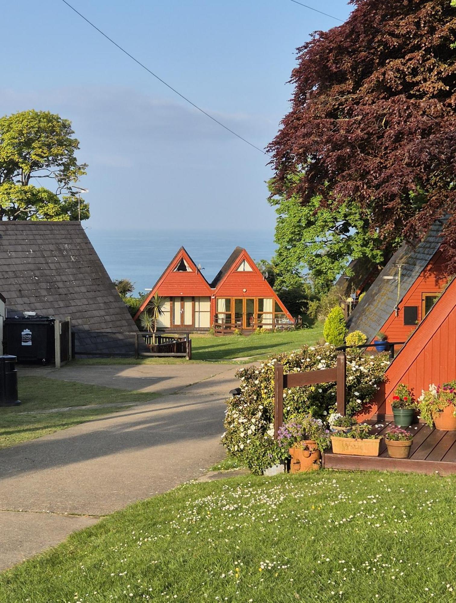 Villa Front Line Chalet With Open Sea Views & Swimming Pool In Kingsdown No14 Extérieur photo